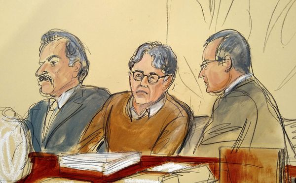 Keith Raniere (centre) in a courtroom artist's sketch of the courtroom on 7 May 2019. Raniere is flanked by his attorneys Paul DerOhannesian and Marc Agnifilo - Sputnik International
