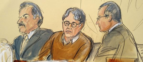Keith Raniere (centre) in a courtroom artist's sketch of the courtroom on 7 May 2019. Raniere is flanked by his attorneys Paul DerOhannesian and Marc Agnifilo - Sputnik International