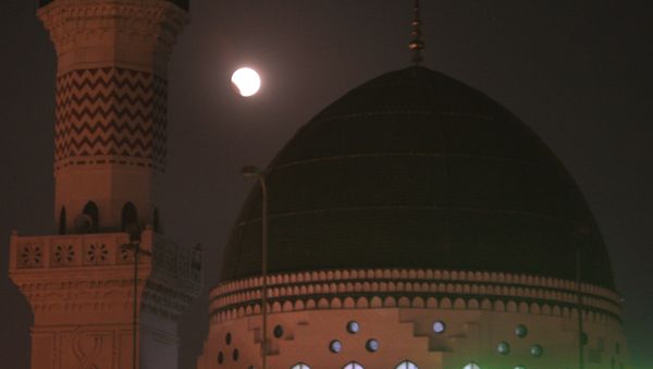 A lunar eclipse is seen in the sky beside th famous Sufi shrine, Data Darbar in Lahore, Pakistan (File) - Sputnik International