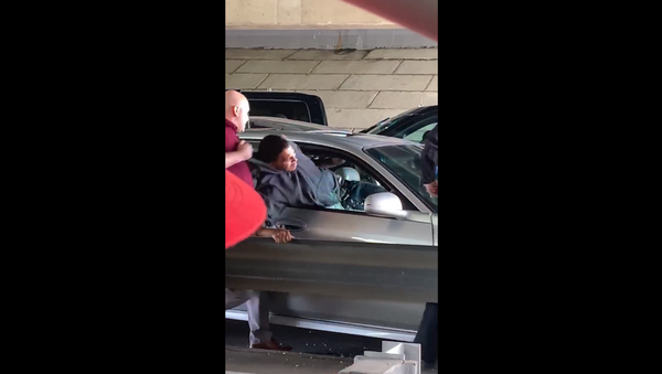 Missouri's St. Ann Police Department comes under fire after detective yanks unarmed passenger from vehicle involved in car chase. - Sputnik International