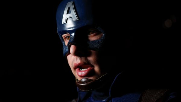 Avengers fan Griffin Reina dresses as Captain America at the TCL Chinese Theatre in Hollywood as he attends the opening screening of Avengers: Endgame in Los Angeles, California, U.S., April 25, 2019 - Sputnik International