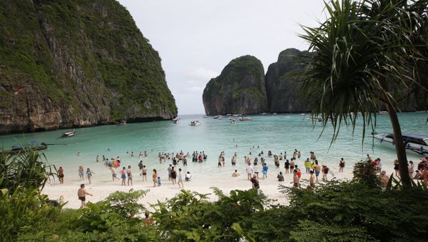 In this May 31, 2018, file photo, tourists walk the beach of Maya Bay, Phi Phi Leh island in Krabi province, Thailand. - Sputnik International