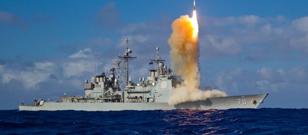 A Standard Missile-3 (SM-3) Block 1B interceptor missile is launched from the guided-missile cruiser USS Lake Erie (CG 70) during a Missile Defense Agency and U.S. Navy test in the mid-Pacific. - Sputnik International