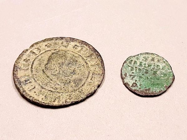Two coins: Silver coin 16 Maravedis minted in Madrid, Spain ~1662/1663 (left), copper coin from mid-to-late 13th century, according to NPS archaeologist Brian Harmon Two coins: Silver coin 16 Maravedis minted in Madrid, Spain ~1662/1663 (left), copper coin from mid-to-late 13th century, according to NPS archaeologist Brian Harmon - Sputnik International