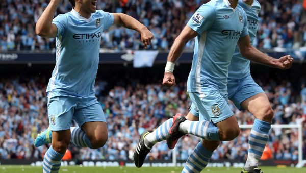 Pablo Zabaleta celebrates with Manchester City team-mates after scoring in the final game of the Premier League season in 2012 - Sputnik International
