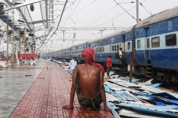 Indian Man Sits at a Train Station Following Deadly Cyclone Indian Man Sits at a Train Station Following Deadly Cyclone - Sputnik International