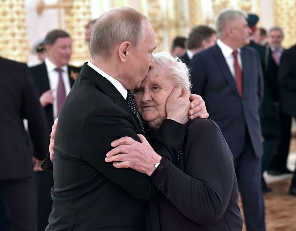 Vladimir Putin Hugs His Former Schoolteacher Vera Gurevich on Victory Day Vladimir Putin Hugs His Former Schoolteacher Vera Gurevich on Victory Day - Sputnik International