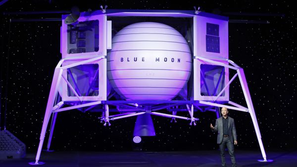 Jeff Bezos speaks in front of a model of Blue Origin's Blue Moon lunar lander, Thursday, May 9, 2019, in Washington - Sputnik International