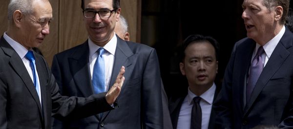 Treasury Secretary Steve Mnuchin, second from left, and United States Trade Representative Robert Lighthizer, right, speak with Chinese Vice Premier Liu He, left, as he departs the Office of the United States Trade Representative in Washington, Friday, May 10, 2019. - Sputnik International
