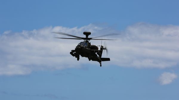 US Army Boeing AH-64E Apache helicopter landing 6/20/14 - Sputnik International