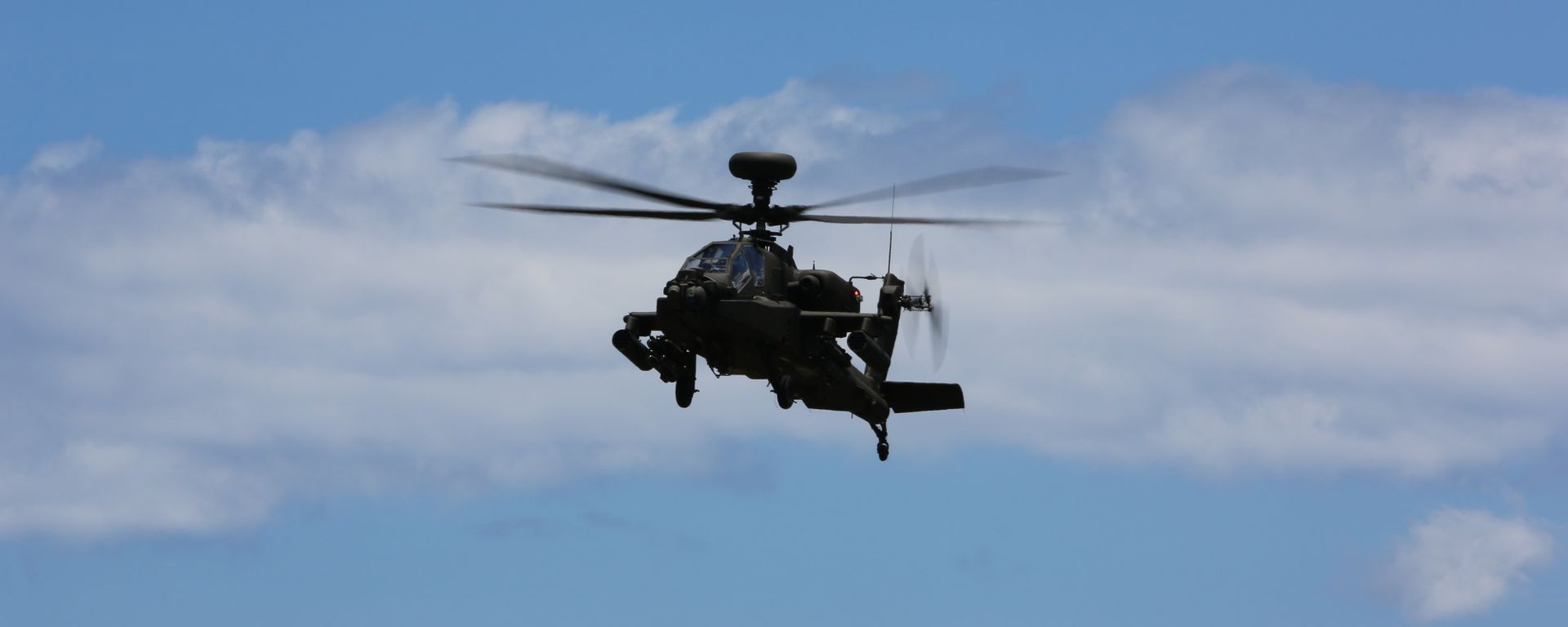 US Army Boeing AH-64E Apache helicopter landing 6/20/14 - Sputnik International, 1920, 29.04.2023