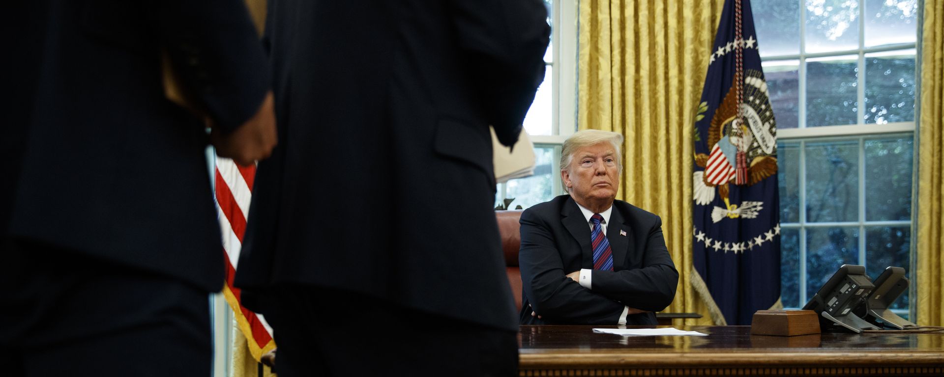 President Trump at his desk by the telephone, file photo. - Sputnik International, 1920, 21.01.2021
