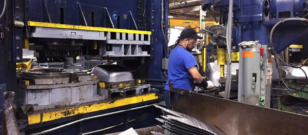 FILE PHOTO: A production line employee works at the AMES Companies factory, the largest wheelbarrow factory in the world, in Harrisburg, Pennsylvania, US on June 29, 2017. - Sputnik International