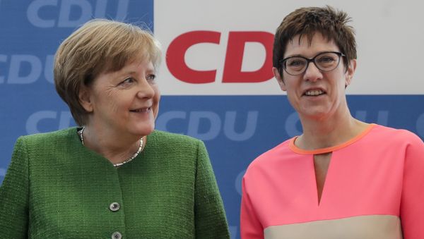 Annegret Kramp-Karrenbauer und Angela Merkel // AP Photo, Markus Schreiber  - Sputnik International