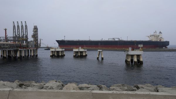 In this Sept. 21, 2016 file photo, an oil tanker approaches the new Jetty during the launch of a $650 million oil facility in Fujairah, United Arab Emirates - Sputnik International