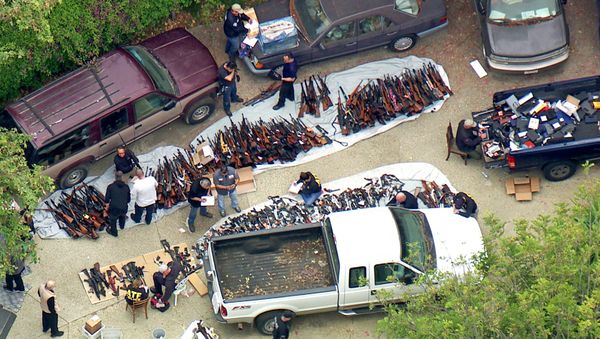 Investigators from the U.S. Bureau of Alcohol, Tobacco, Firearms and Explosives and police seize weapons from a home in the affluent Holmby Hills area of Los Angeles - Sputnik International