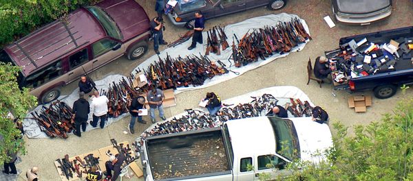 Investigators from the U.S. Bureau of Alcohol, Tobacco, Firearms and Explosives and police seize weapons from a home in the affluent Holmby Hills area of Los Angeles - Sputnik International