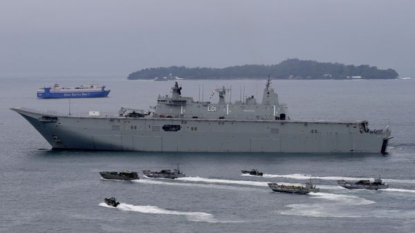FILE - In this Oct. 15, 2017 file photo, the Royal Australian Navy HMAS Adelaide cruises alongside landing crafts with Philippine Marines and Australian troops as they conduct a joint Humanitarian Aid and Disaster Relief (HADR) exercise off Subic Bay in northwestern Philippines. Filipino and Australian naval forces held joint disaster response drills in Subic Bay facing onto the South China Sea, pointing to their deepening security ties in a region prone to calamities, piracy and territorial rifts. (AP Photo/Bullit Marquez, File) - Sputnik International