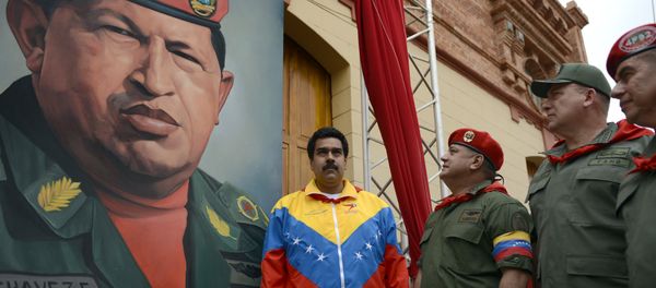 (L to R) Venezuelan Vice President Nicolas Maduro, the president of the National Assembly, Diosdado Cabello and Venezuelan Minister of Defense Diego Molero Bellavia, stand next to a huge portrait of Venezuelan President Hugo Chavez during the conmemoration of the 1992 failed coup led by Chavez, who was an army lieutenant colonel, against then president Carlos Andres Perez, in Caracas, on February 4, 2013 (L to R) Venezuelan Vice President Nicolas Maduro, the president of the National Assembly, Diosdado Cabello and Venezuelan Minister of Defense Diego Molero Bellavia, stand next to a huge portrait of Venezuelan President Hugo Chavez during the conmemoration of the 1992 failed coup led by Chavez, who was an army lieutenant colonel, against then president Carlos Andres Perez, in Caracas, on February 4, 2013 - Sputnik International