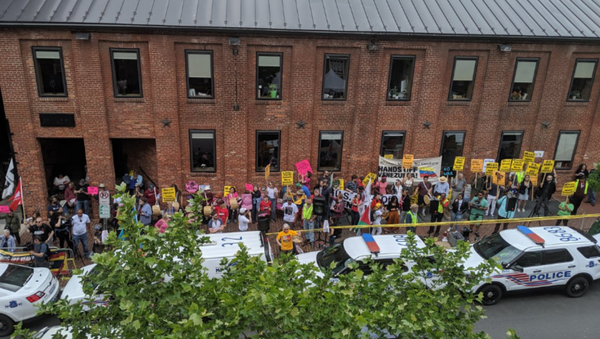Activists Protecting Venezuelan Embassy in US Prepare for Unlawful Eviction - Sputnik International