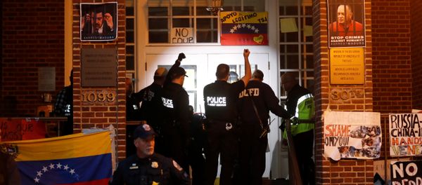 United States Secret Service agents prepare to enter the Venezuelan Embassy to evict and arrest the final four supporters of Venezuelan President Nicolas Maduro in Washington United States Secret Service agents prepare to enter the Venezuelan Embassy to evict and arrest the final four supporters of Venezuelan President Nicolas Maduro in Washington - Sputnik International