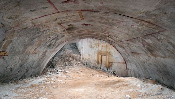 A hidden vault — filled with dirt and adorned with vivid paintings such as a centaur, a sphinx and an attacking panther — has been discovered in the ruins of Emperor Nero's ancient Roman palace - Sputnik International
