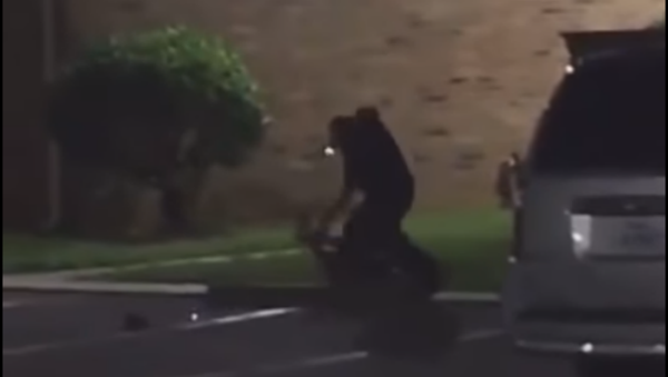 An officer with Texas' Baytown Police Department comes under fire after cellphone video surfaces showing him discharge his department-issued firearm five times after arrestee yells, I'm pregnant. - Sputnik International