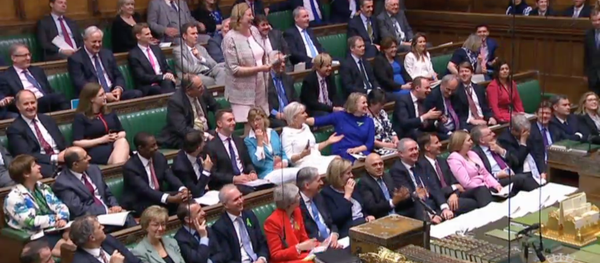 Conservative MP Antoinette Sandbach laughs as a fire alarm test message sounds in Commons, interrupting Prime Minister's Questions. - Sputnik International