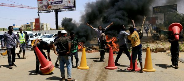 Sudanese Protesters Burn Tyres in Khartoum Sudanese Protesters Burn Tyres in Khartoum - Sputnik International