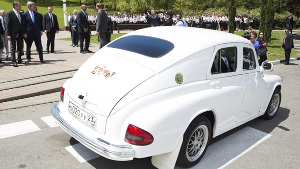 U.S. Secretary of State John Kerry admires Russian Foreign Minister Sergey Lavrov's Pobeda car U.S. Secretary of State John Kerry admires Russian Foreign Minister Sergey Lavrov's Pobeda car - Sputnik International