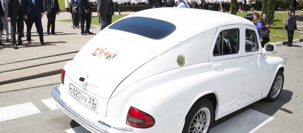 U.S. Secretary of State John Kerry admires Russian Foreign Minister Sergey Lavrov's Pobeda car U.S. Secretary of State John Kerry admires Russian Foreign Minister Sergey Lavrov's Pobeda car - Sputnik International