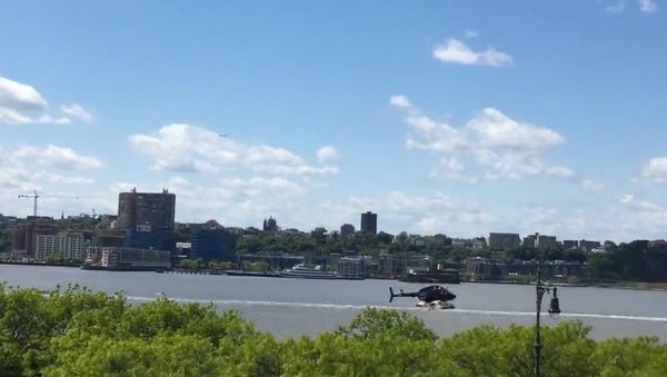 Helicopter Loses Control, Goes Down in Hudson River - Sputnik International