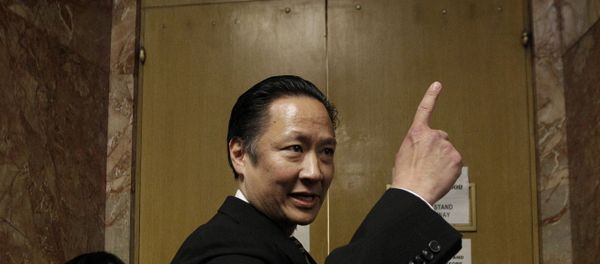In this March 28, 2012 file photo, San Francisco Public Defender Jeff Adachi enters a courtroom at the Hall of Justice in San Francisco. A freelance journalist is vowing to protect his source after San Francisco police raided his home and office as part of a criminal investigation. Bryan Carmody tells the Los Angeles Times that officers handcuffed him Friday, May 10, 2019, as they confiscated items including his cell phone, computer and cameras. Authorities say the raid came during an ongoing probe into who leaked a confidential police report about the Feb. 22 death of Adachi. - Sputnik International