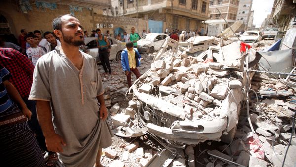 People gather at the site of an air strike launched by the Saudi-led coalition in Sanaa, Yemen May 16, 2019 - Sputnik International