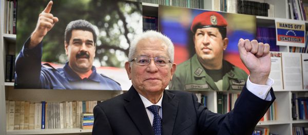 Venezuela Permanent representative to the United Nations in Geneva, Ambassador Jorge Valero poses between photographs of President Nicolas Maduro (L) and late President Hugo Chavez during a interview with AFP, at the permanent mission in Geneva on April 16, 2019 Venezuela Permanent representative to the United Nations in Geneva, Ambassador Jorge Valero poses between photographs of President Nicolas Maduro (L) and late President Hugo Chavez during a interview with AFP, at the permanent mission in Geneva on April 16, 2019 - Sputnik International