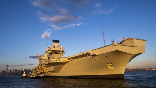 The HMS Queen Elizabeth, Britain's largest warship, anchors near the Lower New York Bay, Saturday, Oct. 20, 2018, in New York - Sputnik International