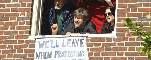 The four activists inside the Venezuelan embassy in Washington look outside the window from a second floor on Tuesday, May 14, 2019. Clockwise from left: Kevin Zeese, Margaret Flowers, Adrienne Pine, and David Paul. The four activists inside the Venezuelan embassy in Washington look outside the window from a second floor on Tuesday, May 14, 2019. Clockwise from left: Kevin Zeese, Margaret Flowers, Adrienne Pine, and David Paul. - Sputnik International