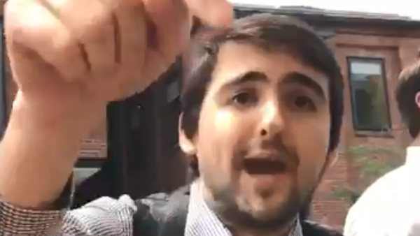 Carlos Ayala Quintero, a member of the Venezuelan opposition outside the embassy in Washington, DC, berates journalist Rania Khalek - Sputnik International