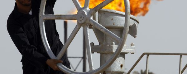 An Iraqi worker operates valves at the Nahran Omar oil refinery near the city of Basra, 340 miles southeast of Baghdad, Iraq An Iraqi worker operates valves at the Nahran Omar oil refinery near the city of Basra, 340 miles southeast of Baghdad, Iraq - Sputnik International