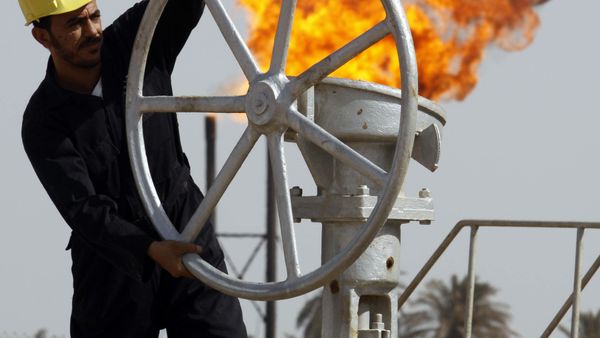 An Iraqi worker operates valves at the Nahran Omar oil refinery near the city of Basra, 340 miles southeast of Baghdad, Iraq - Sputnik International