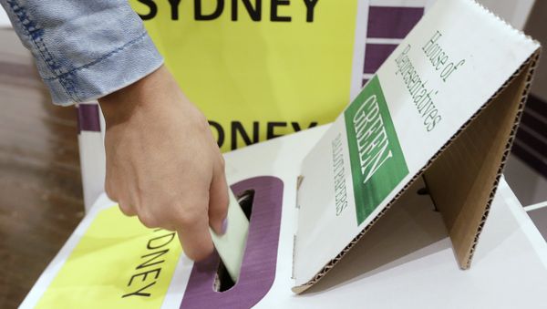 A voter casts their ballot at the Town Hall in Sydney, Australia, in a federal election, Saturday, May 18, 2019. - Sputnik International