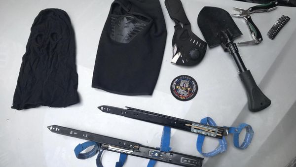 The mask and two self-made hidden blades taken away from the man who was arrested in Paris on Saturday 18 May - Sputnik International