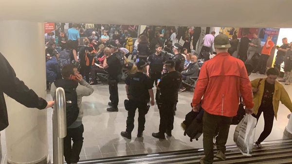 Thousands of passengers are stranded at Manchester Airport after at least 87 cancellations since Sunday afternoon 19 May with a number of other flights hit by delays - Sputnik International