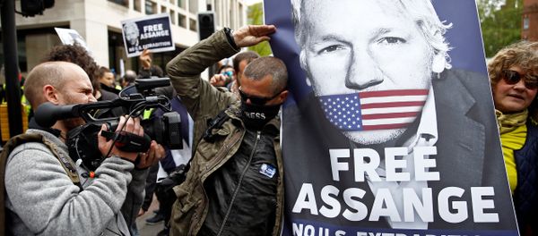 Demonstrators protest outside of Westminster Magistrates Court, where Wikileaks founder Julian Assange had a U.S. extradition request hearing, in London, Britain May 2, 2019 - Sputnik International