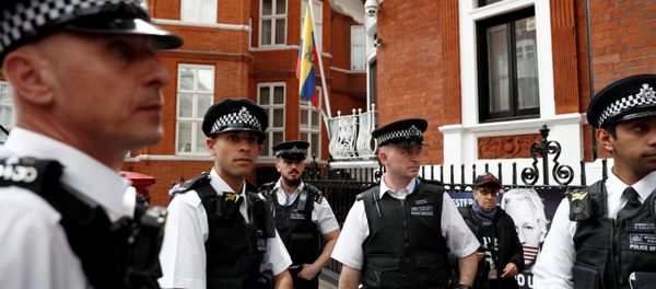 British police officers stand on duty outside the Embassy of Ecuador in London on May 20, 2019 - Sputnik International
