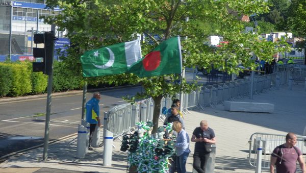 Pakistan and Bangladesh flags and merchandise - Sputnik International