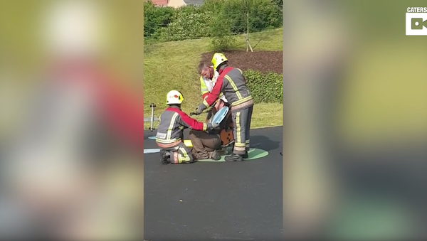 Firefighters Pry UK Father Out of Playground Rocker - Sputnik International