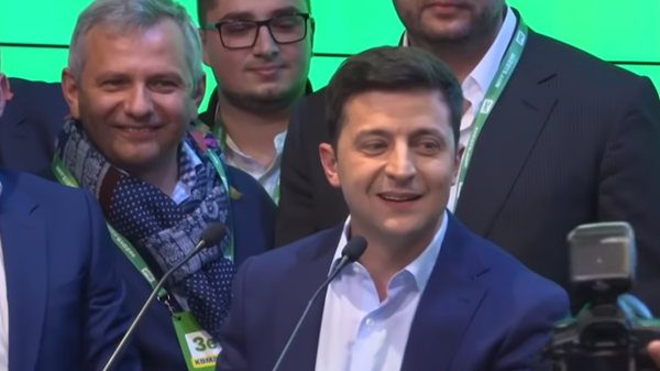 Volodymyr Zelensky, ancien comédien et humoriste, élu président de l'Ukraine il y a un mois, a été investi lundi. Lors de son discours d'investiture, il a mis l'accent sur le conflit dans l'est du pays et annoncé la dissolution du Parlement. - Sputnik International