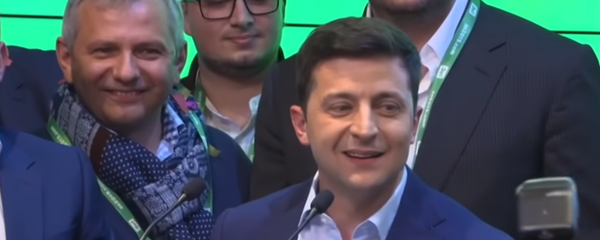 Volodymyr Zelensky, ancien comédien et humoriste, élu président de l'Ukraine il y a un mois, a été investi lundi. Lors de son discours d'investiture, il a mis l'accent sur le conflit dans l'est du pays et annoncé la dissolution du Parlement. - Sputnik International