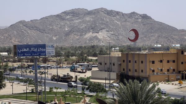 This photo shows an army tank being transported, in the city of Najran, Saudi Arabia, near the border with Yemen, 23 April 2015. This photo shows an army tank being transported, in the city of Najran, Saudi Arabia, near the border with Yemen, 23 April 2015. - Sputnik International
